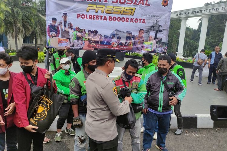 Sejumlah pengendara ojek online (ojol) di Kota Bogor mendapat bantuan paket sembako dari Kepolisian Resor Bogor Kota di kawasan Tugu Kujang, Kamis (8/9/2022). Bantuan tersebut diberikan sebagai bentuk kepedulian terhadap masyarakat atas naiknya harga bahan bakar minyak (BBM).