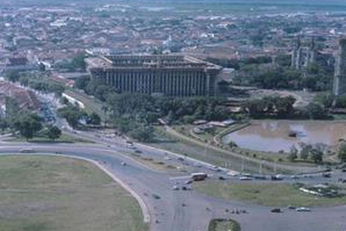 Lapangan Monas di sekitaran tahun 1960-an. Masih lengang, masih hijau. Tampak Masjid Istiqlal belum kelar dibangun.