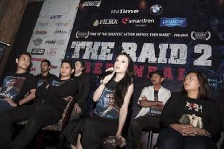 Artis peran Julie Estelle berbicara dalam jumpa pers film The Raid 2: Berandal di Epiwalk, Kuningan, Jakarta Selatan, Jumat (21/3/2014).