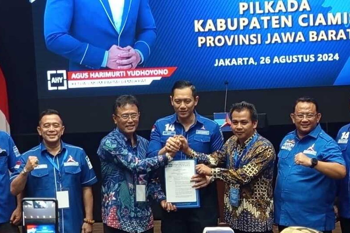 Pasangan Herdiat-Yana saat mendapatkan surat rekomendasi dari Partai Demokrat yang diserahkan oleh Ketum Agus Harimurti Yudhoyono.
