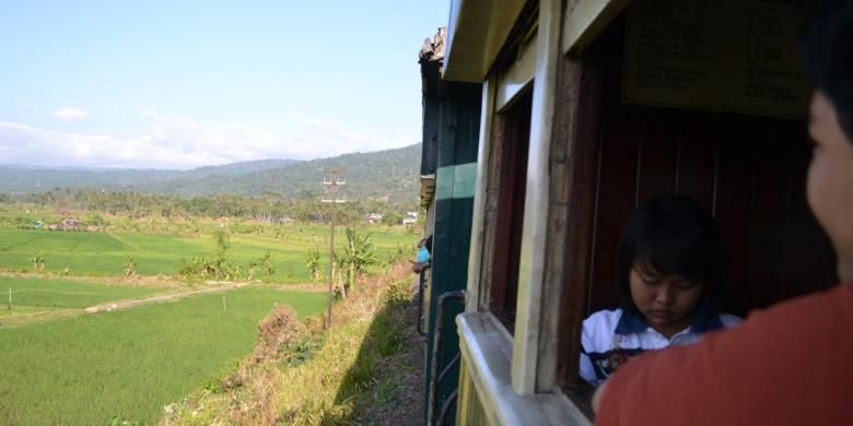 Penumpang di Dalam Kereta Wisata Ambarawa, Jawa Tengah