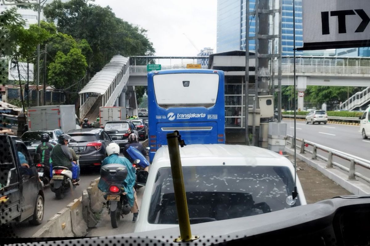 Jalur busway diserobot kendaraan lain seperti mobil dan motor di kawasan Halte Gatot Subroto Jamsostek, Jakarta Selatan. (KOMPAS.com/XENA OLIVIA)