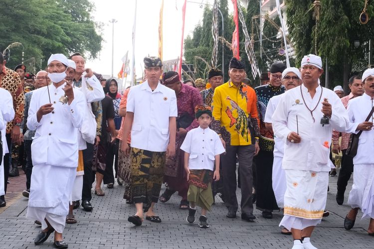 Wali Kota Solo Gibran Rakabuming Raka dan anaknya Jan Ethes Srinarendra saat pawai Ogoh-ogoh di Kota Solo, Sabtu (18/3/2023)