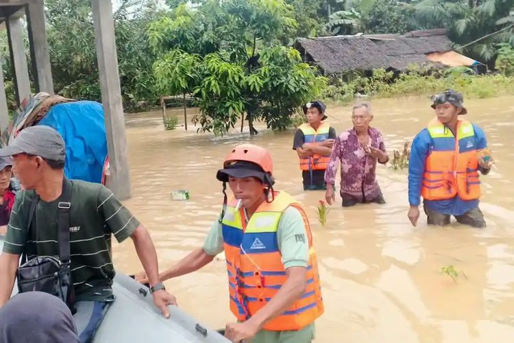 Banjir Langkat Rendam Besitang, 270 KK Mengungsi dan Jalinsum Medan-Aceh Tergenang