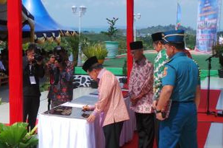 Wakil Presiden Jusuf Kalla saat meresmikan Masjid Besar Baitul Makmur di Bintan, Kepulauan Riau, Minggu (31/5/2015).