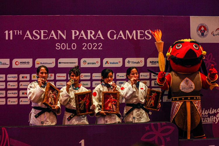 Atlet blind judo Indonesia memenuhi podium pada ajang ASEAN Para Games 2022 di Convention Hall Tirtonadi, Solo, Rabu (3/8/2022).