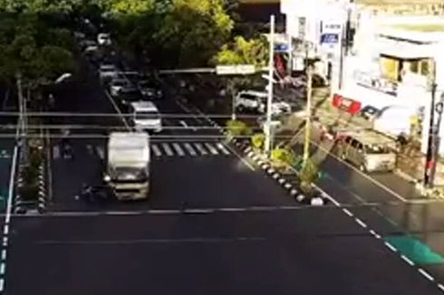 Viral, Video Detik-detik Truk Boks Terobos Lampu Merah hingga Tabrak Pengendara Motor di Klaten