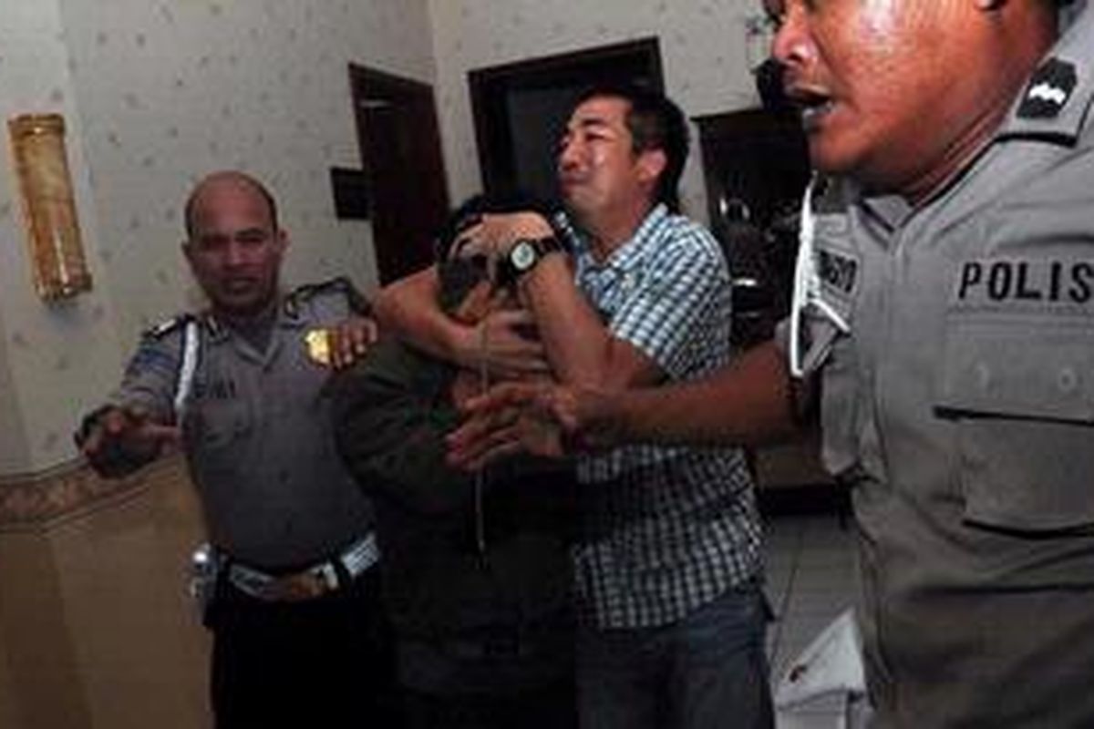 FR, tersangka pembacok siswa SMA 6 Alawy Yusianto Putra, tiba di Polres Jakarta Selatan, Kamis (27/9/2012). FR ditangkap pada Rabu (26/9/2012) malam di Yogyakarta. FR akan dijerat Pasal 170 KUHP tentang pengeroyokan, Pasal 351 Ayat 3 KUHP tentang penganiayaan yang menyebabkan seseorang meninggal dunia, dan Pasal 338 KUHP tentang pembunuhan. 