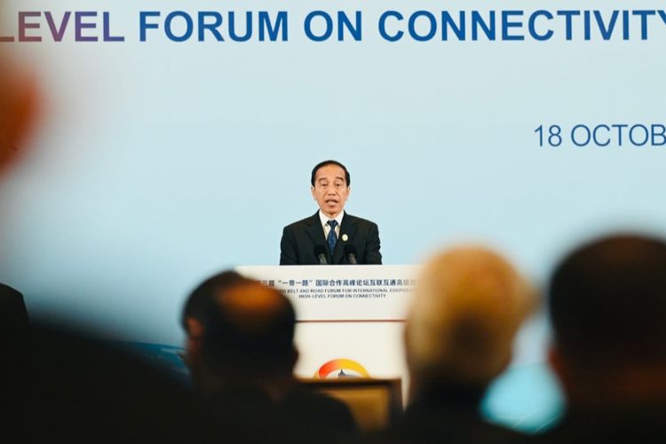 Presiden Joko Widodo saat memberikan pidato pada high Level Forum yang mengangkat tema “Connectivity in an Open Global Academy” di China National Convention Center, Beijing, pada Rabu (18/10/2023).