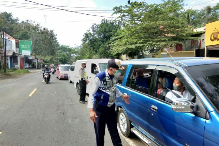 Petugas gabungan melakukan pemeriksaan terhadap pengguna jalan yang hendak masuk ke wilayah Kabupaten Blitar di pos pengecekan di Kecamatan Selorejo, Senin (5/7/2021)
