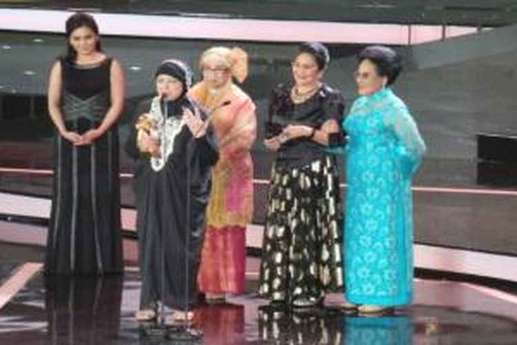 Mieke Wijaya (depan, berbusana muslim hitam) menyampaikan pidatonya usai menerima penghargaan Lifetime Achievement versi Indonesian Movie Award, di Balai Sarbini, Jakarta Selatan, Selasa (19/5/2015) dini hari.