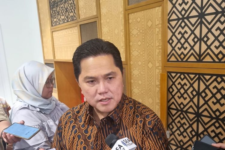 Menteri Badan Usaha Milik Negara (BUMN) Erick Thohir saat ditemui di Sarinah, Jakarta, Sabtu (15/10/2023). Ia menyampaikan jika Presiden Joko Widodo berencana sambangi China untuk bahas sejumlah hal termasuk proyek Kereta Cepat yang akan dilanjut sampai Surabaya. 