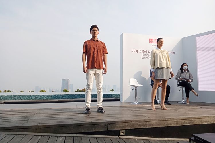 Koleksi terbaru Uniqlo Batik Motif Collection Spring/Summer 2022 Designed by Bai Populo yang diluncurkan di Skye Bar & Restaurant, Jakarta Pusat, Rabu (30/3/2022).