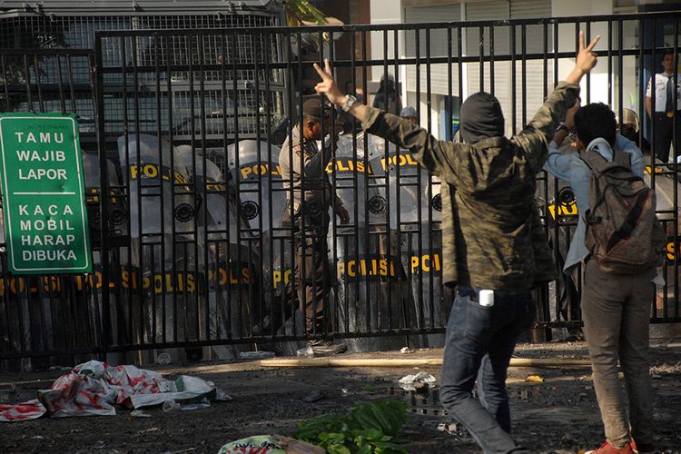 Anggota polisi melakukan barikade saat aksi unjuk rasa mahasiswa dan pelajar di depan gedung DPRD Sulsel,  Makassar, Sulawesi Selatan, Kamis (26/9/2019). Aksi unjuk rasa yang menolak UU KPK hasil revisi dan RKUHP tersebut sempat diwarnai kericuhan namun tidak berlangsung lama dan sejumlah pelajar berhasil diamankan.