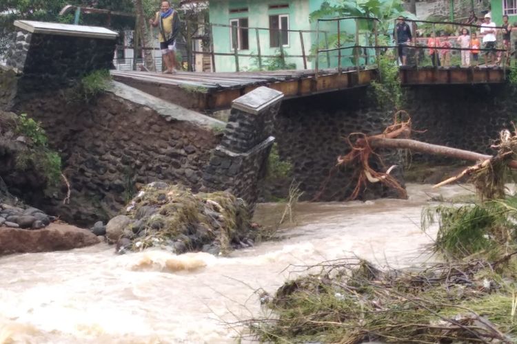 Jembatan Bangbayang yang putus diterjang luapan Sungai Ciawi Jumat (23/09/2022) dinihari yang menyebabkan 1300 warga Dusun Bangbayang terisolasi.
