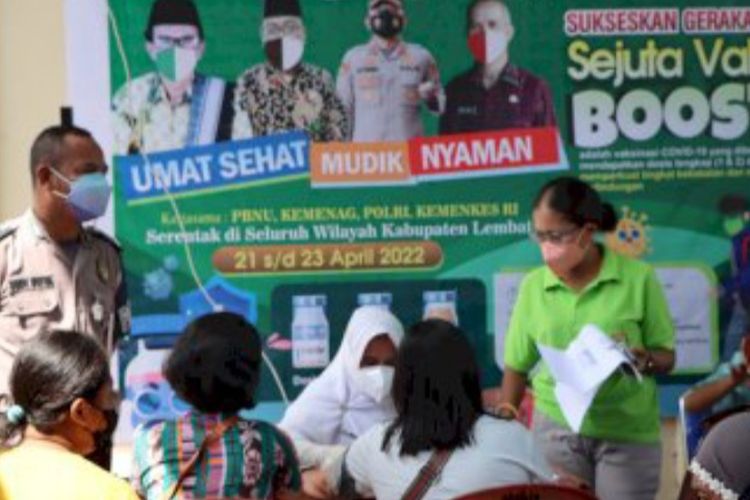 Foto: Kegiatan vaksinasi sejuta booster di halaman Markas Kepolisian (Mapolres) Lembata, Kamis (21/4/2022) 