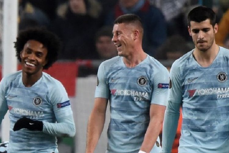 Willian merayakan golnya bersama Ross Barkley dan Alvaro Morata pada pertandingan Mol Vidi vs Chelsea dalam laga pamungkas Liga Europa, 13 Desember 2018. 