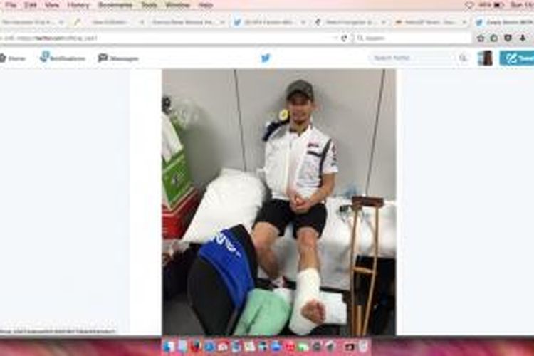 Pebalap Australia, Casey Stoner, mendapat perawatan setelah terjatuh pada balapan Suzuka 8 Hours di Jepang, Minggu (26/7/2015).