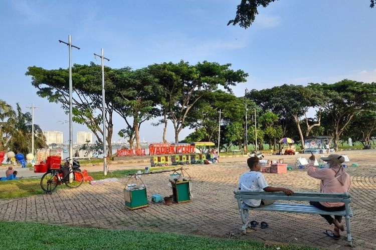 Suasana Taman Kota Waduk Pluit di Penjaringan, Jakarta Utara yang dimanfaatkan warga untuk bersantai sambil ngabuburit menunggu waktu berbuka puasa.