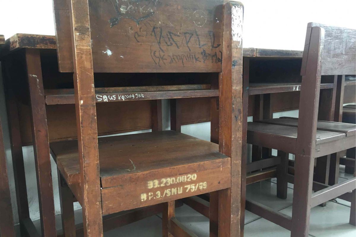 Sebagian kelas di SMAN 75, Jakarta Utara menggunakan kursi dan meja reyot untuk fasilitas belajar mengajar, Kamis (13/9/2018).