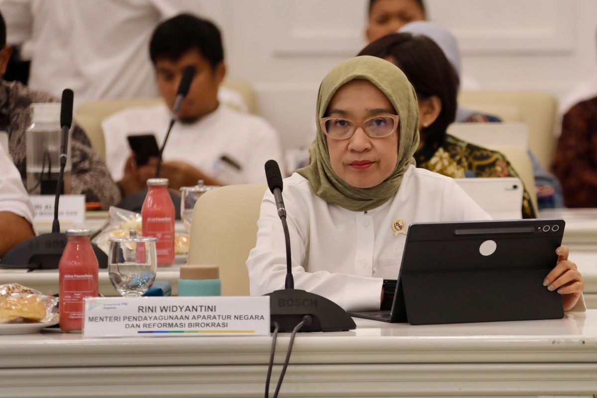 Menteri Pendayagunaan Aparatur Negara dan Reformasi Birokrasi (PANRB) Rini Widyantini dan pemangku kepentingan membahas perluasan digitalisasi bantuan sosial berbasis kecerdasan buatan untuk mendorong kemandirian ekonomi masyarakat di Jakarta, Senin (11/5/2026).