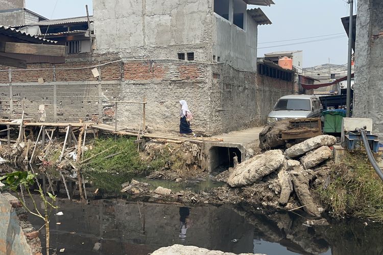 Warga Tegal Alur Jakbar Minta Jembatan Baja Sementara Segera Dibangun