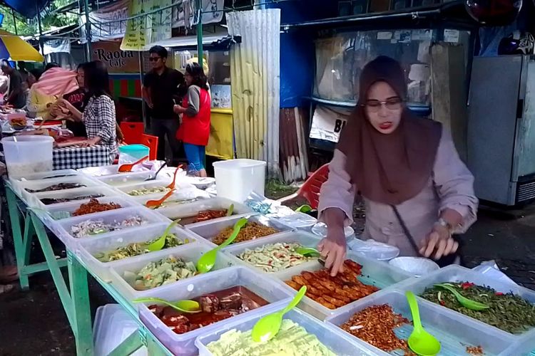 Kompleks Lagota, Kota Palopo, Sulawesi Selatan menjadi pusat penjualan kuliner untuk takjil berbuka puasa maupun makanan, Lagota menjadi ramai setiap bulan puasa, Rabu (12/4/2023)