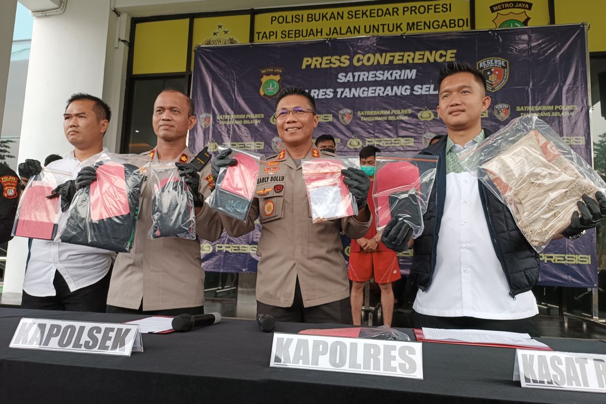 Konferensi pers pengungkapan kasus pembunuhan terhadap Kepala Total Buah Segar di Polres Tangsel, Senin (19/12/2022). 