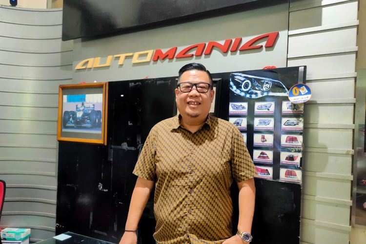 pemilik workshop Automania Hendra Budiman di kawasan Cempaka Mas saat dikunjungi oleh Kompas.com