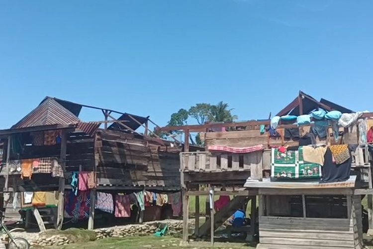 Angin puting beliung disertai hujan deras menghantam pemukiman penduduk, di Desa Tarobok, Kecamatan Baebunta, Luwu Utara Sulawesi Selatan pada Minggu (16/4/2023) sore membuat 69 rumah diterjang angin puting beliung, terdapat 2 rumah rusak berat, 67 rusak ringan
