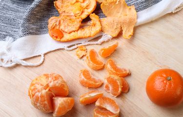 Kulit jeruk bisa dimanfaatkan ke dalam berbagai hal, mulai dari bahan diet hingga membersihkan ruangan.