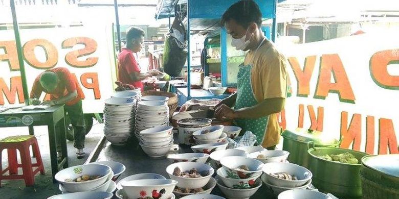Sejumlah karyawan Sop Ayam Pak Min Klaten yang berjualan di Desa Sekarsuli, Klaten Utara, Klaten menyiapkan pesanan pembeli, Rabu (23/2/2022). 
