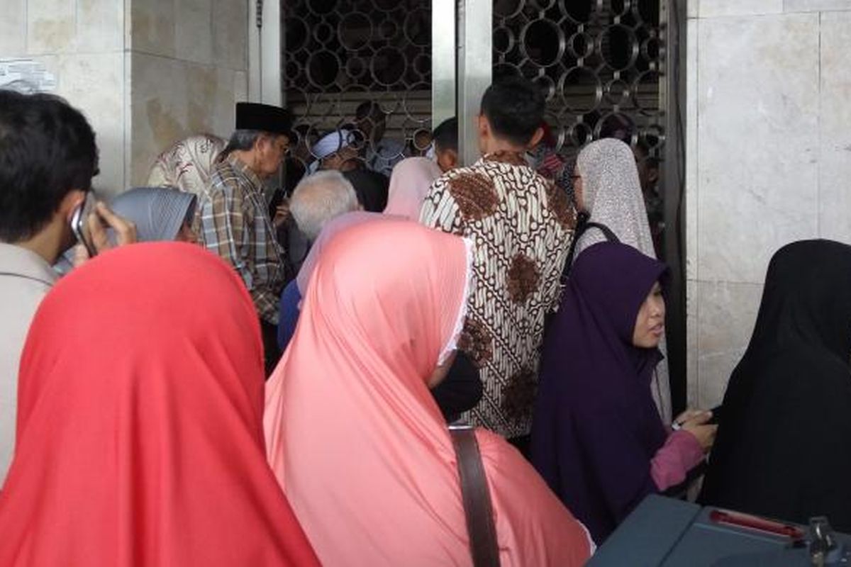 Warga berebut masuk ke dalam Masjid Istiqlal pada Kamis (2/3/2017).