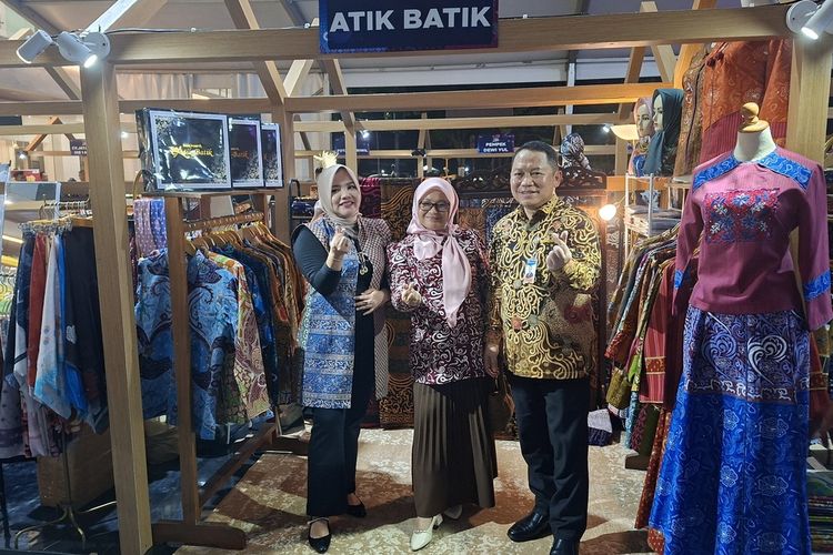 Kepala Bank Indonesia Perwakilan Bengkulu, Wahyu Yuwana Hidayat (batik coklat) usai membuka Bencoolen Festival, menyempatkan melihat sejumlah bioth peserta pameran milik UMKM Bengkulu, Sabtu (25/10/2025).
