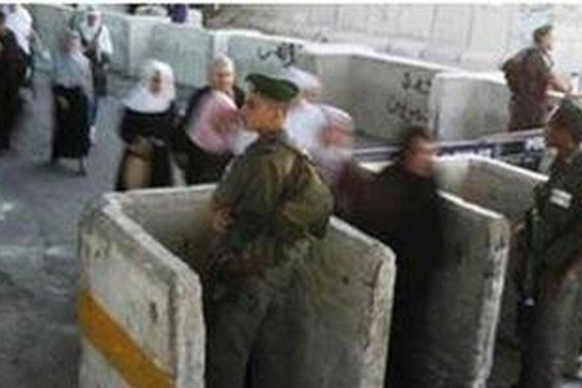 Jalan masuk ke Tepi Barat selalu diawasi oleh Israel dan memerlukan izin.