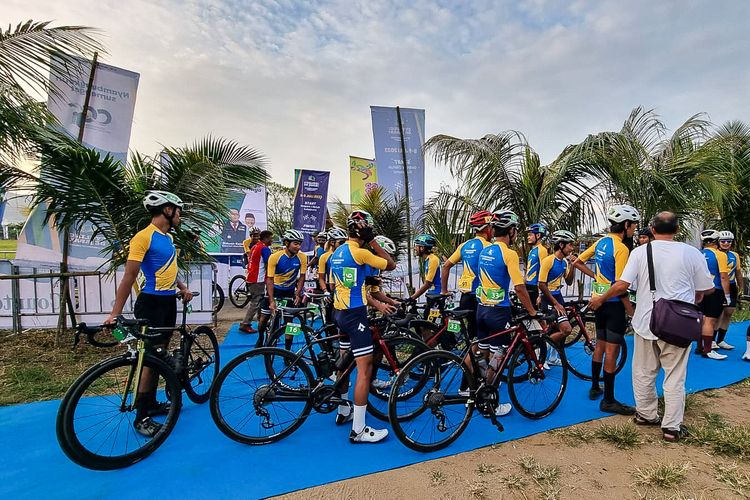 Para pesepedah Cycling de Jabar tengah bersiap di garis start untuk menempuh etape pertama pada Sabtu (8/7/2023) di Ciletuh Geopark, Kabupaten Sukabumi. 