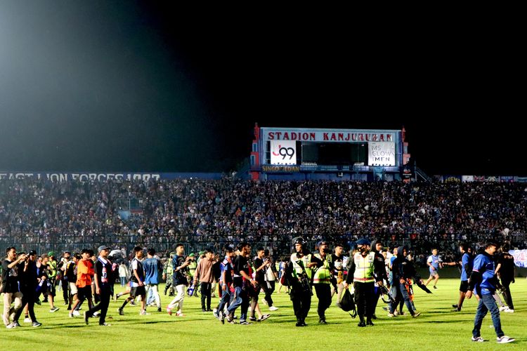 Suasana di area Stadion Kanjuruhan,Kepanjen, Kabupaten Malang, seusai kericuhan penonton yang terjadi seusai laga pekan ke-11 Liga 1 2022-2023 bertajuk derbi Jawa Timur, Arema FC vs Persebaya Surabaya, Sabtu (1/9/2022) malam.