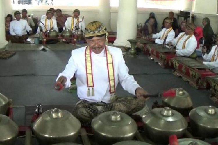 Abdi dalem keraton tabuh Gamelan di Solo, Kamis (17/12/2015).