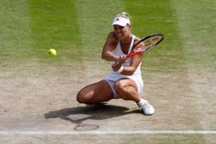 Petenis Jerman, Angelique Kerber, mengembalikan bola dari petenis Amerika Serikat, Venus Williams, pada babak semifinal Wimbledon di The All England Lawn Tennis Club, London, Kamis (7/7/2016).