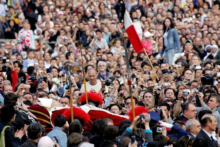 Foto yang diambil pada 4 April 2005 ini memperilhatkan saat jenazah Paus Yohanes Paulus II dipindahkan dari Istana Apostolik menuju ke Basilika St Petrus untuk disemayamkan. Diperkirakan 2 juta orang memadati Vatikan dan Roma untuk menghadiri pemakaman paus ke-264 itu.