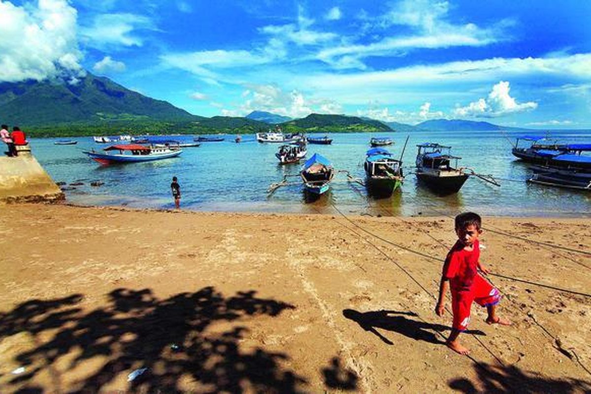 Larantuka dilihat dari Pulau Adonara.