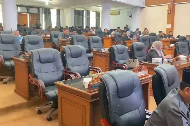 Belasan Anggota DPRD Majalengka Absen Saat Rapat Paripurna Bahas Raperda Strategis