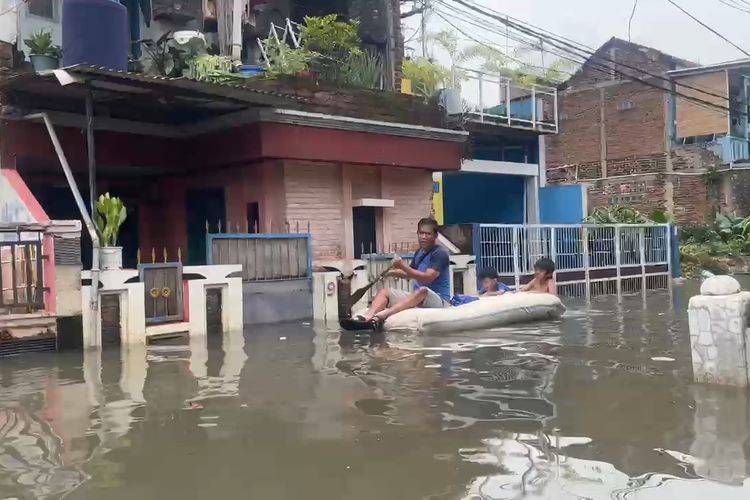 Sejumlah warga di Kampung Bojongasih, Desa Dayeuhkolot, Kecamatan Dayeuhkolot, Kabupaten Bandung, Jawa Barat, menggunakan perahu untuk beraktivitas lantarab wilayah itu terendam sungai Citarum, Rabu (26/2/2025)