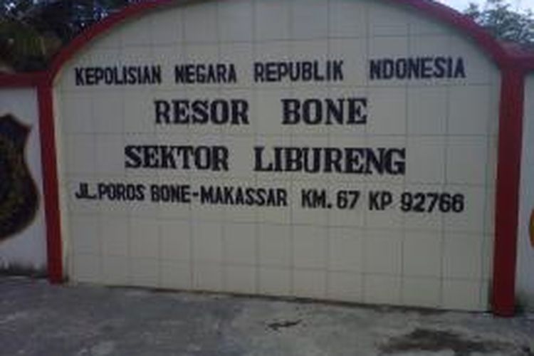 Seorang tahanan Markas Kepolisian Sektor (Mapolsek) di Kabupaten Bone, Sulawesi Selatan berhasil kabur setelah berhasil menjebol jeruji besi dengan memanfaatkan hujan deras. Kamis, (07/05/2015).