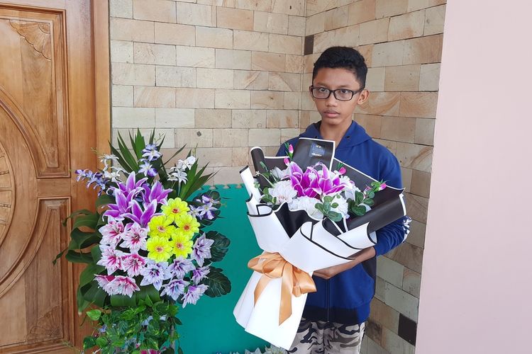 Pelajar SMKN 1 Blora, Wildan Izza Fauzan (15) mampu berkreativitas dengan membuat karangan bunga yang bernilai ekonomis saat ditemui di rumahnya, Desa Semampir, Kecamatan Jepon, Blora, Rabu (28/7/2021)