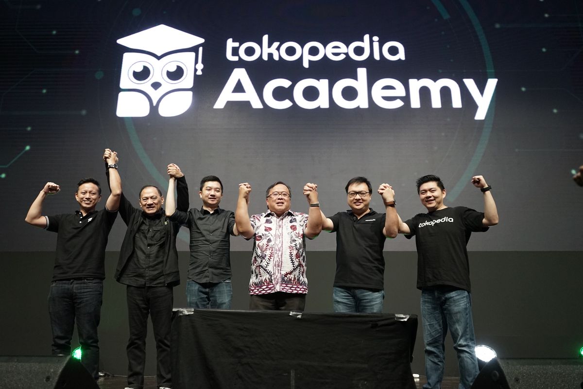 Menteri Riset dan Teknologi, Bambang Brodjonegoro didampingi CEO Tokopedia William Tanuwidjaya dan Komisaris Utama Tokopedia, Agus Martowardojo membuka acara Tokopedia Summit 2020, di Jakarta, Sabtu (22/2/2020).