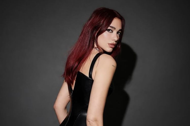 Penyanyi, Dua Lipa dengan warna rambut Cherry Cola.