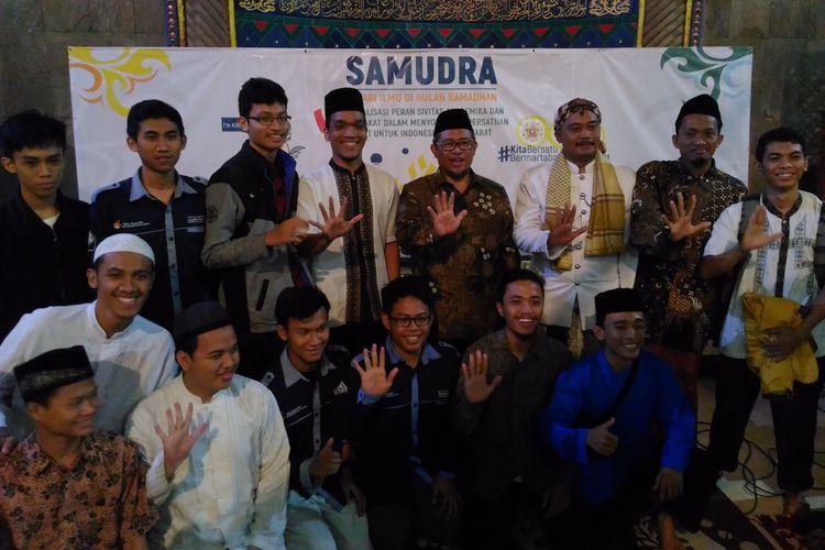 Gubernur Ahmad Heryawan berfoto bersama mahasiwa Universitas Gadjah Mada (UGM) usai menjadi narasumber dalam acara bertajuk Safari Ilmu di Bulan Ramadhan (Samudra) di Masjid UGM, Jalan Olahraga, Kabupaten Sleman, Minggu (4/6/2017) malam. 