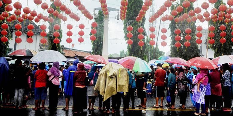 Warga antusias menyaksikan arak-arakan peserta kirab dalam tradisi Grebeg Sudiro di Kota Solo, Jawa Tengah, Minggu (22/1/2017). Grebeg Sudiro, yang diselenggarakan mendekati perayaan Imlek, juga mewakili nilai toleransi dan akulturasi budaya masyarakat Solo.