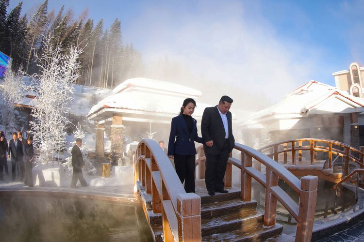 Kim Jong Un dan putrinya bergandengan tangan saat mengunjungi fasilitas spa luar ruangan di Hotel Milyong pada 20 Desember 2025.